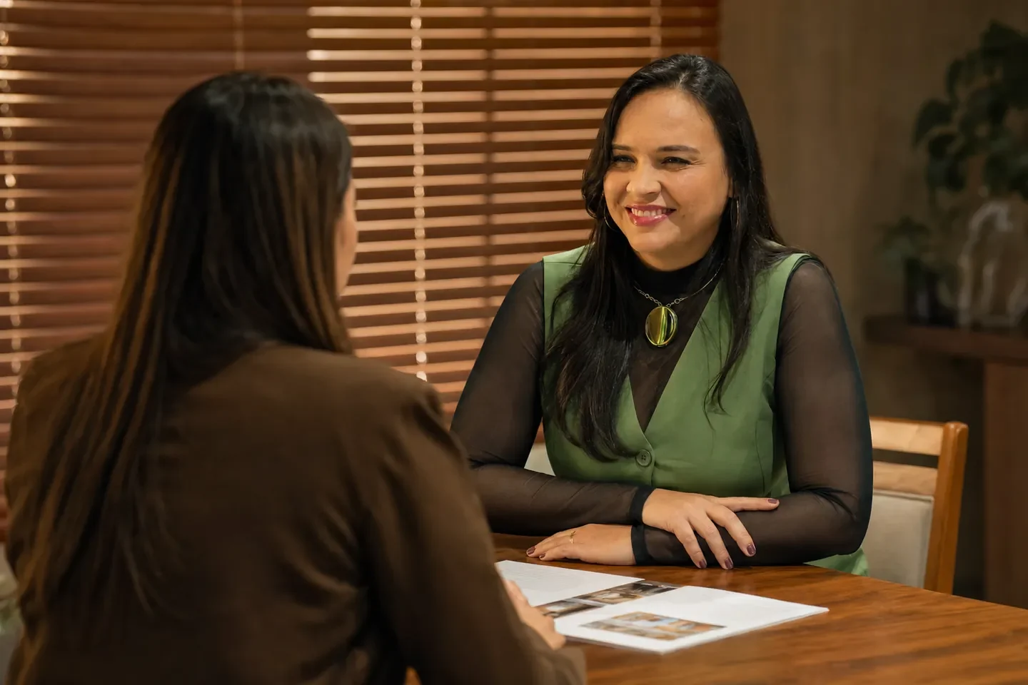 Aline Capobiango em atendimento de consultoria imobiliária